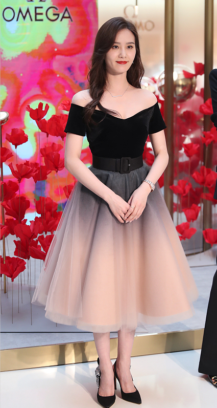 刘诗诗|刘诗诗的身材颜值都太抗打，怼脸拍都没什么皱纹，穿丝绒裙太美了