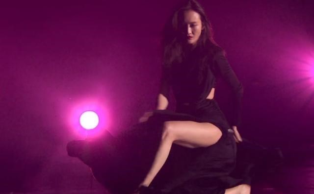 王鸥|王鸥跳舞遇到舞台事故，裙子被扯破，她的下一秒举动暴露真实素质