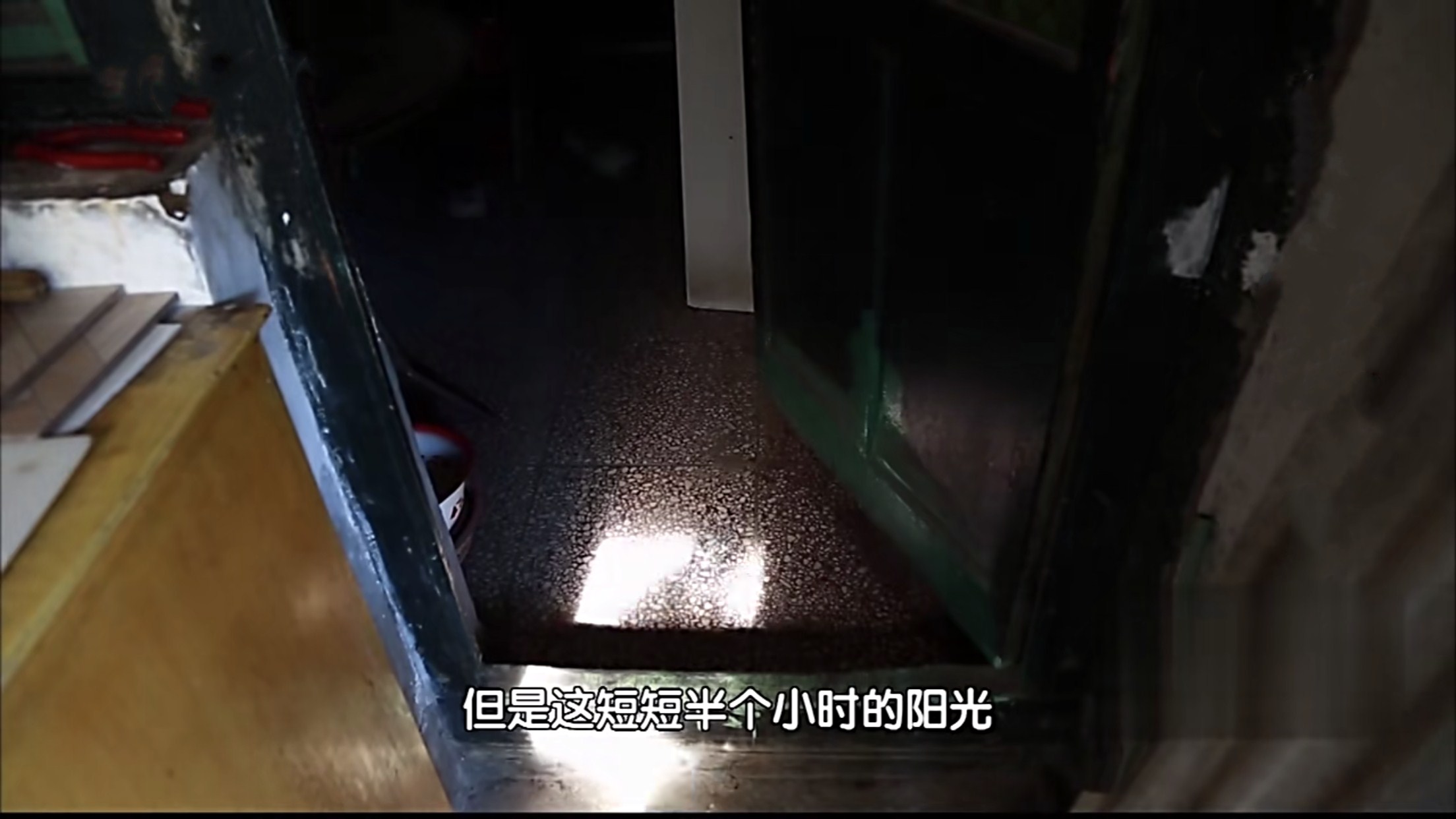 重庆|两对夫妻挤18㎡棺材房，隐私全靠一块布帘，毫无夫妻生活可言
