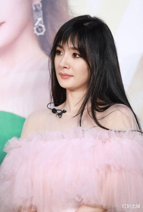 佟丽娅|34岁杨幂出席活动生图曝光，侧身照S型明显，离开精修后判若两人