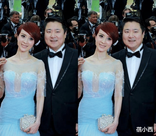 蓓小西|金巧巧与老公合影真敢穿,一袭薄纱连衣裙领口开到腰,真有胆量