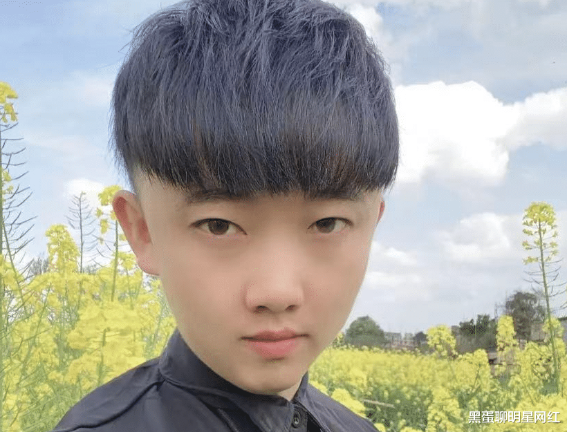 四川省 刘二狗调侃四川可乐“收暗榜”,称其比散打哥有钱,网友:有心机