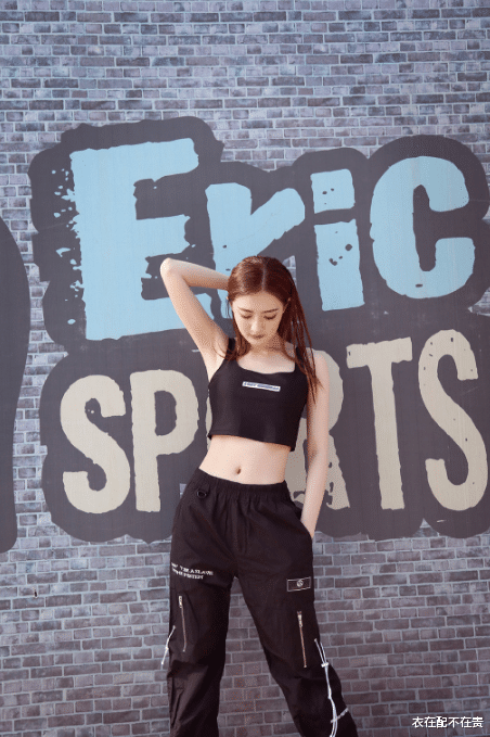 衣在配不在贵|迪丽热巴穿衣挺省布料，吊带裙上全是洞，却靠“叠穿”美成焦点