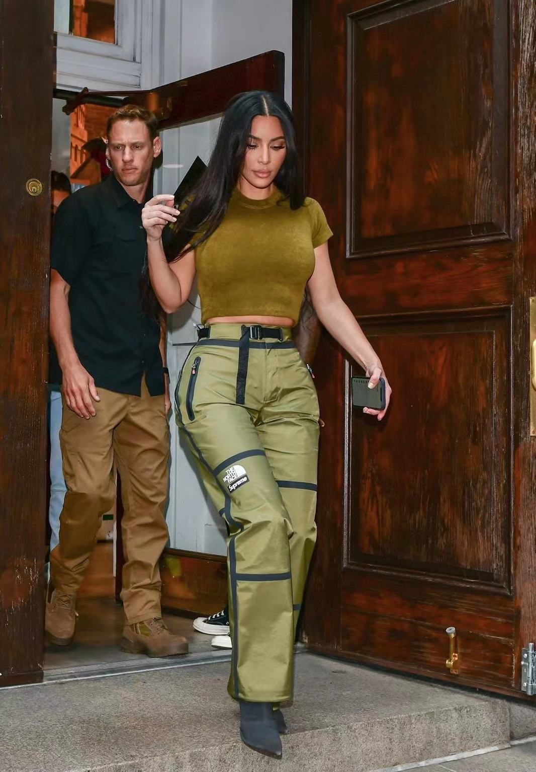 金·卡戴珊|金卡戴珊下车都在凹造型！弯成75度的腰臀好性感，何惧1米6矮个