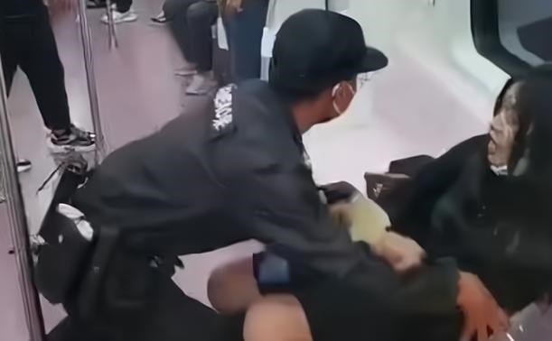 娄底 地铁拖拽女乘客引质疑，交通部已上报警方介入，安保无权强制带离
