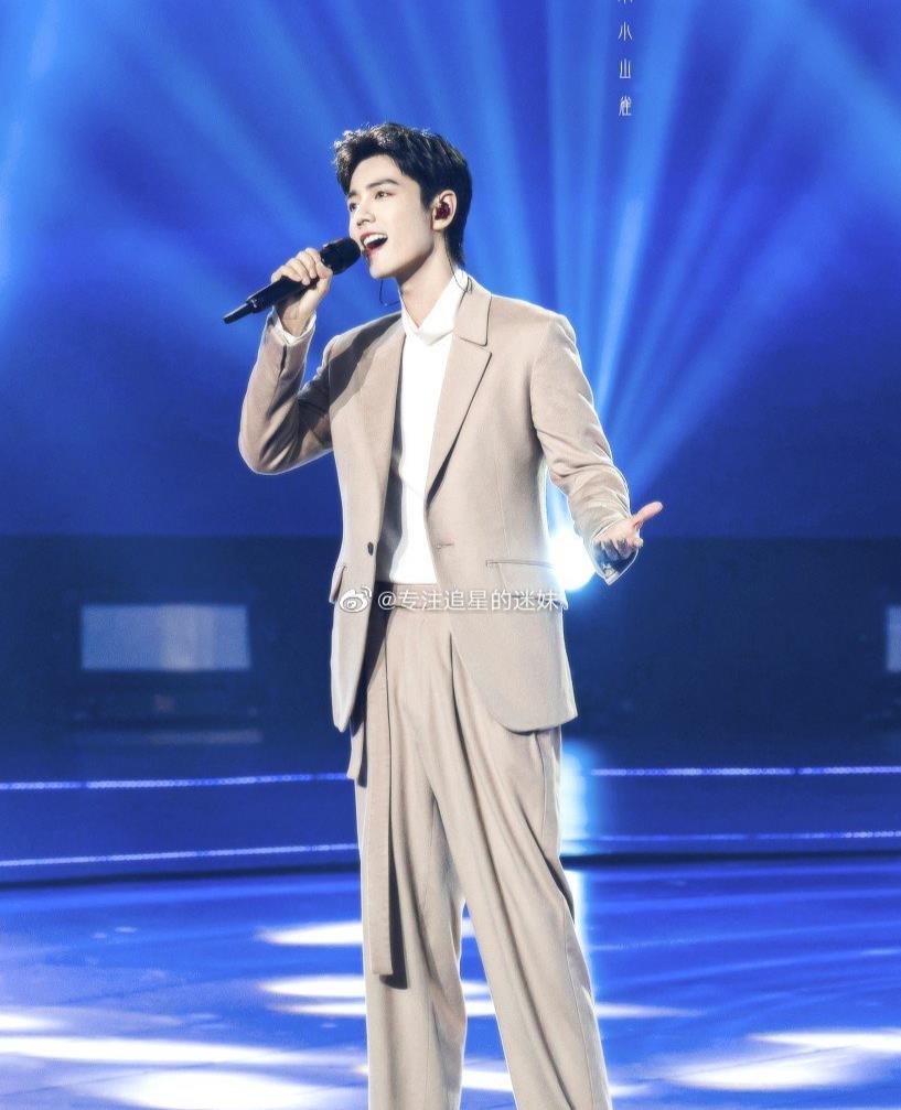 肖战|黄胜友点评肖战、成龙《中华力量》，属于一老带帅哥，很有气势