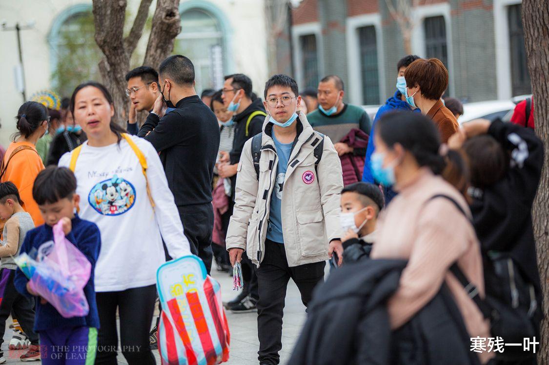 寒残一叶 春节浙江太热了，游客穿着背心逛景区，棒冰冷饮被抢购一空