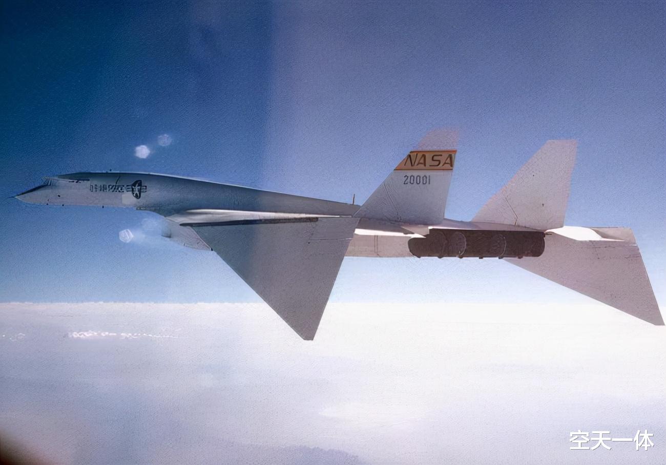 马赫|脚踩风火轮，XB70冒险降落火光四溅，3马赫战略轰炸机为何不香了？