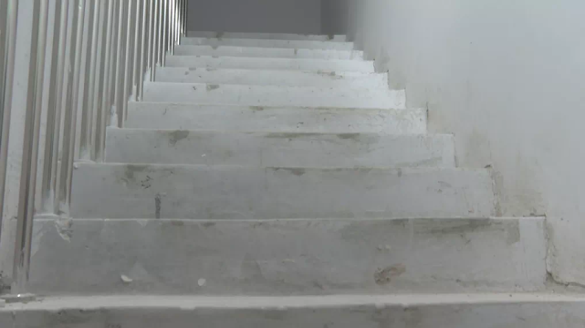 温州某楼盘公共楼梯毛坯交付 , 引发业主不满