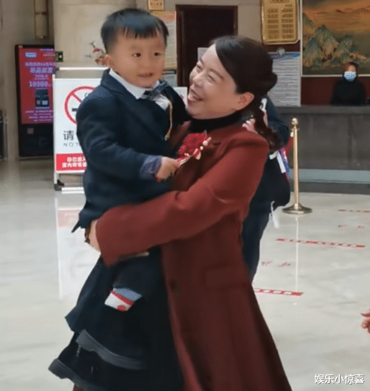 奇奇|田静晒奇奇给许妈捶背照,姚爸在旁边开心地笑,网友:血缘真奇妙