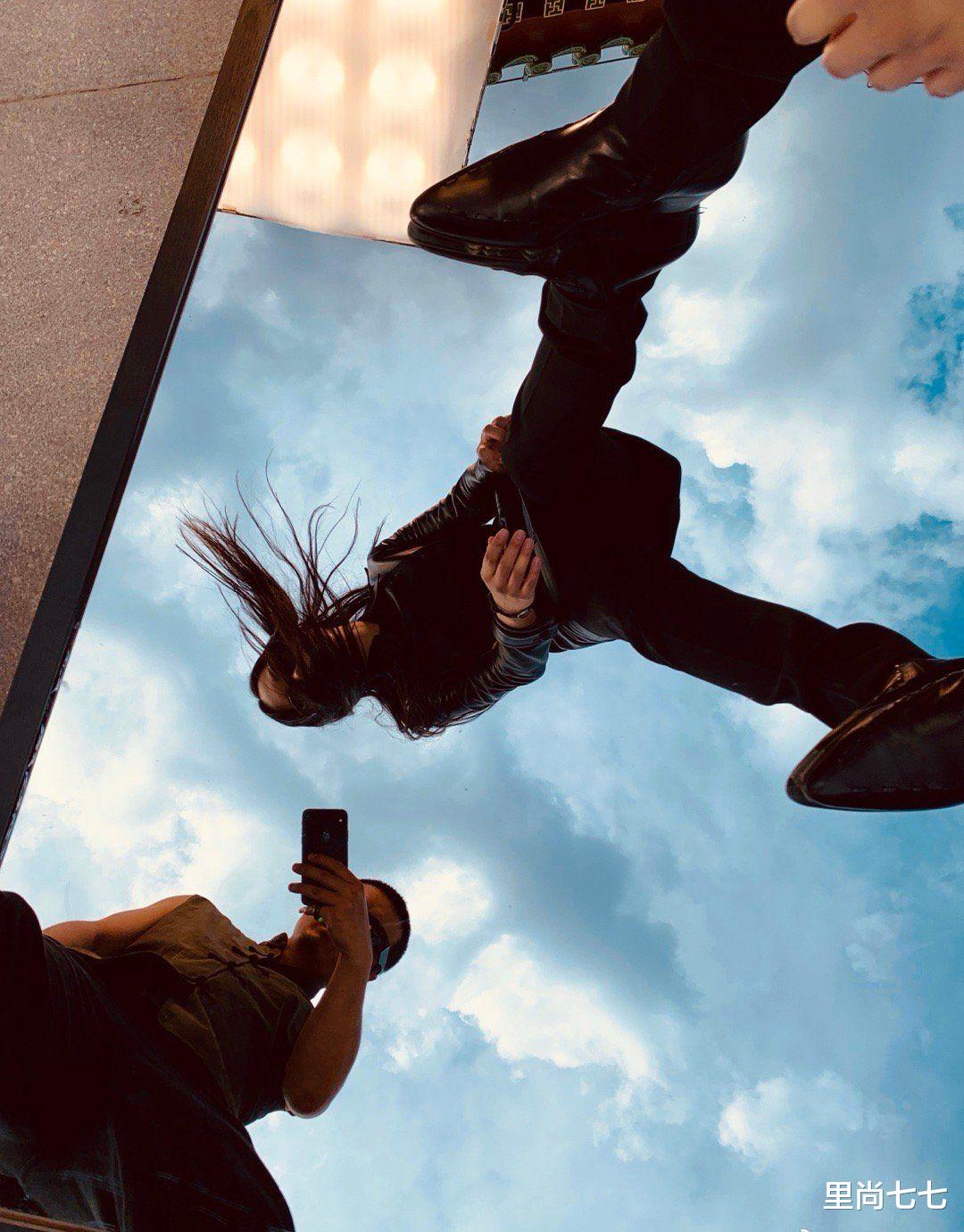 窦靖童|恋爱实锤？窦靖童终于留齐腰长发换回女儿装，罕凹曲线姿态太撩人