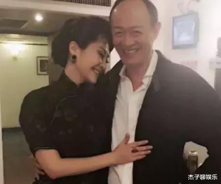 金士杰|57岁金士杰焕发新春,与22岁女学生一见钟情,花甲之年喜迎龙凤胎