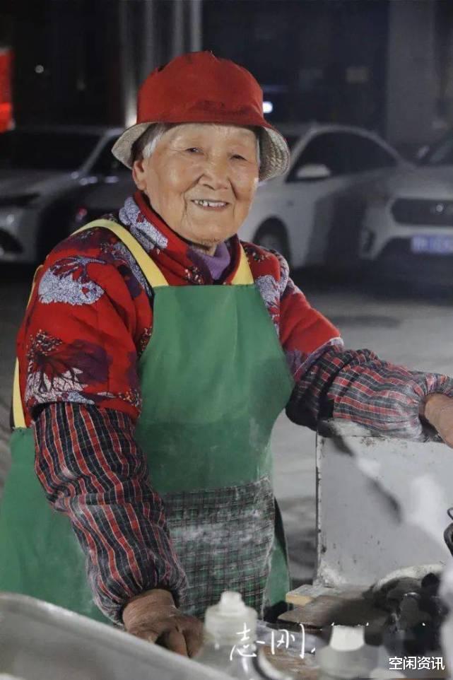 空闲资讯 十几位主播围住96岁摆摊奶奶蹭流量