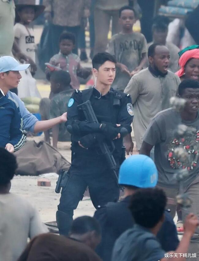 张哲瀚|《维和防暴队》打篮球路透,王一博身材好比例优越,张哲瀚、黄景瑜大笑心情好