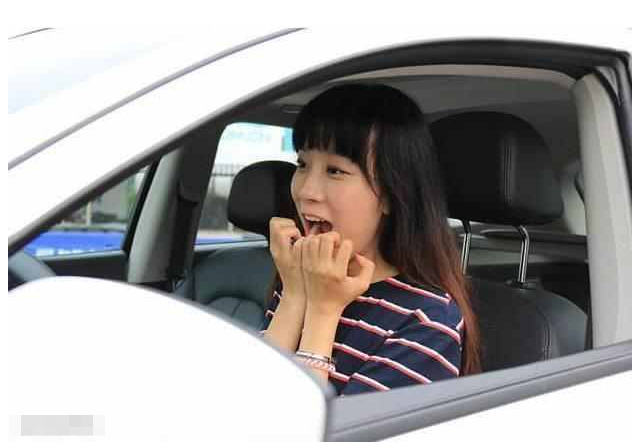  女司机首次上路，车后贴6张纸，保时捷看了都不敢惹
