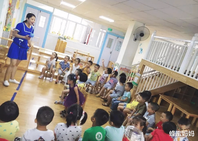 蜂蜜妈妈|两个同龄孩子，一个上公立园一个上私立幼儿园，上小学后差距明显