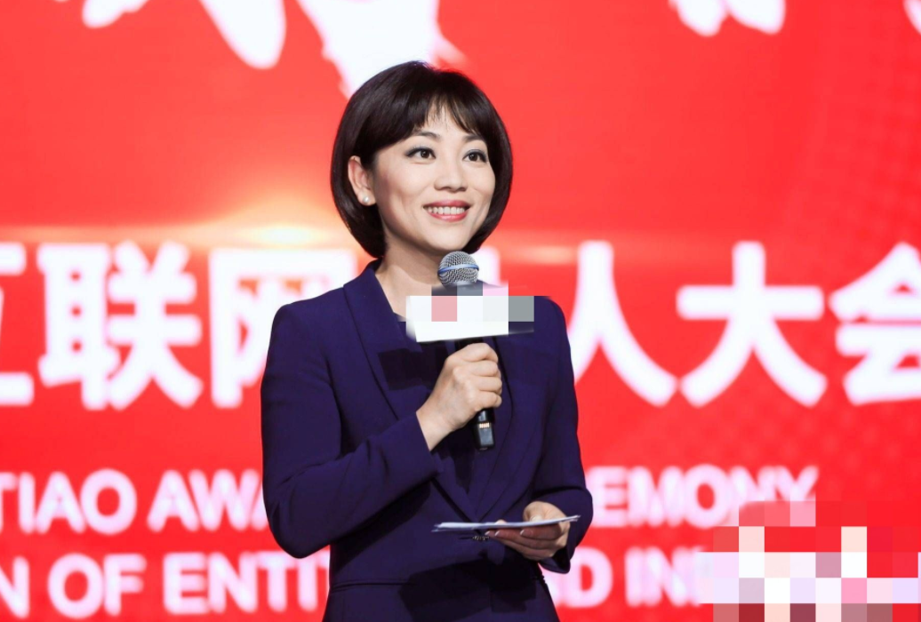 劳春燕|央视主持劳春燕,挺着大肚子主持节目,跟丈夫分居多年,互相体谅