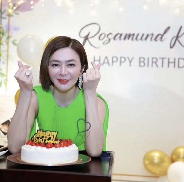 关之琳|关之琳59岁庆生照曝光，皮肤白皙紧致不显老，右手无名指钻戒吸睛