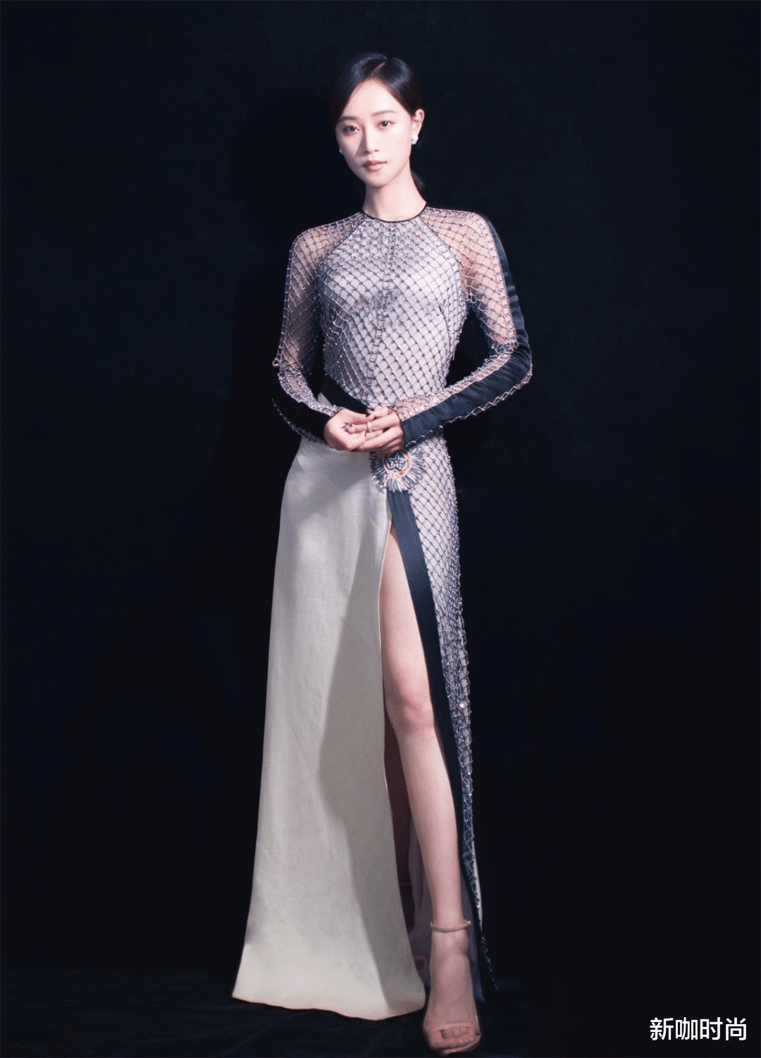 短发|30岁蓝盈莹高调走机场，短发配超短上衣，故意露小蛮腰“闪瞎眼”