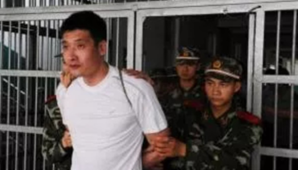 辞职员工伙同他人打劫前任雇主,残忍杀害对方一家五口