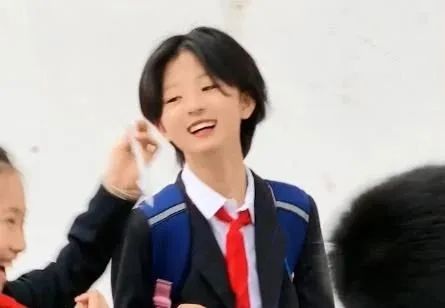 女孩|10岁女孩教室跳舞走红，一头短发帅到犯规，网友喊话原地出道