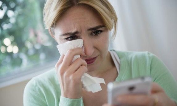 女子怀孕,给娘家报喜,母亲忘挂电话,听清父母对话,含泪堕了胎