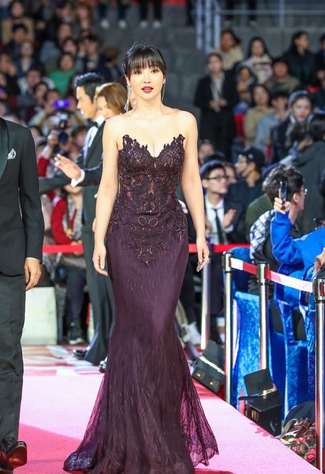 柳岩|柳岩晒出“婚纱照”，一袭长裙优雅高贵，对镜头凹造型挺有表现力