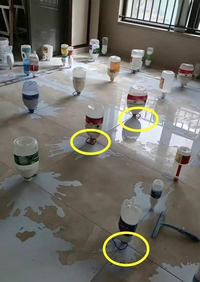 瓷砖铺贴完后,师傅用塑料瓶倒扣在缝隙处,邻居:这怕不是个新手