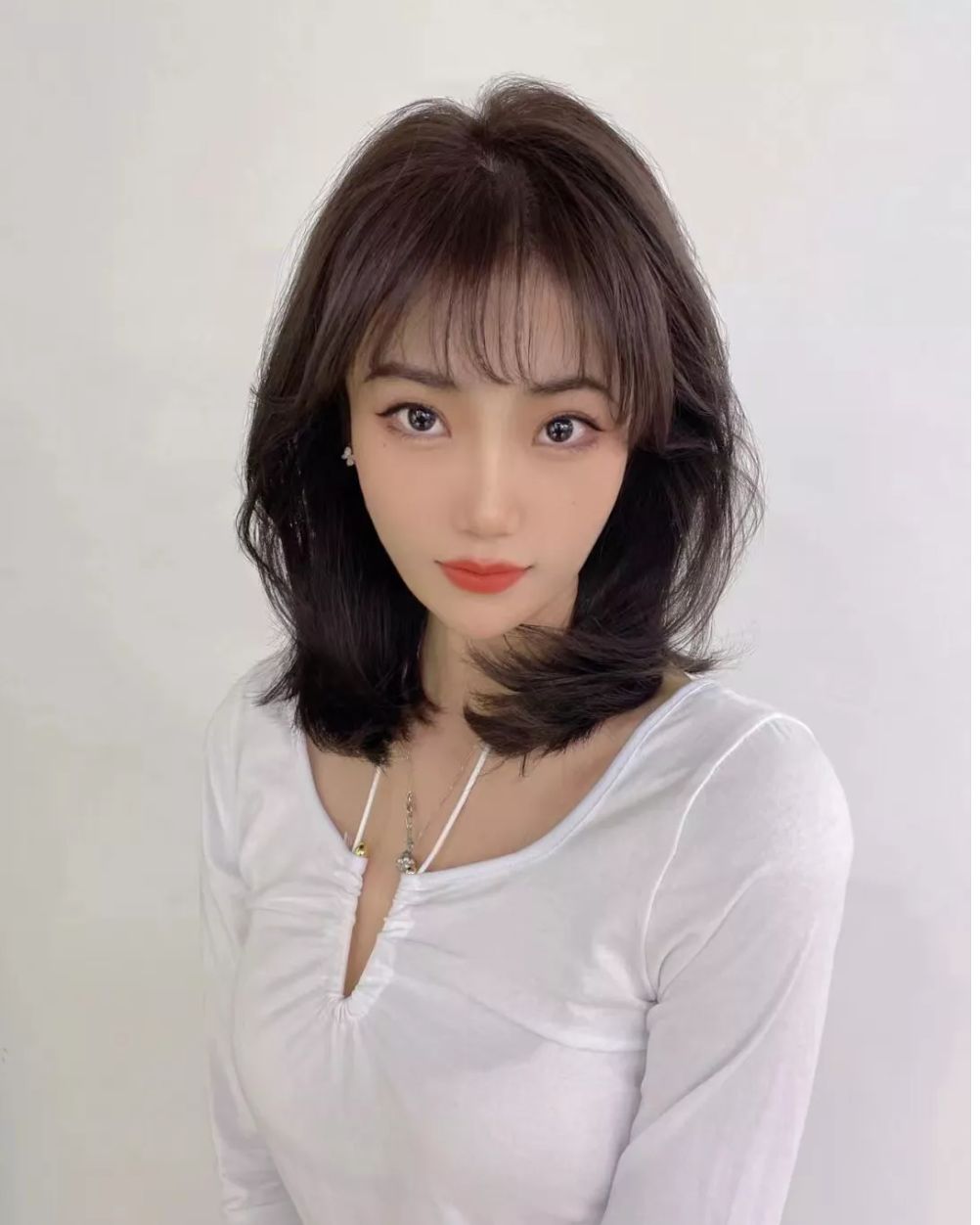 染发 当下什么女发比较火？半扎烫发头锁骨发还有特色染发，就是不一样