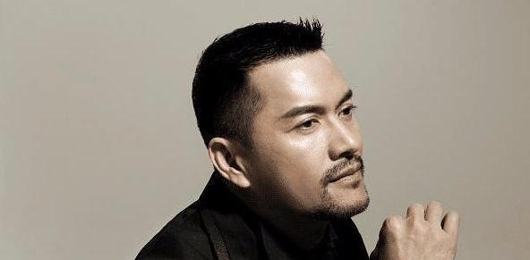 吕良伟|63岁吕良伟商演捞金，无一丝皱纹似36岁，网友：比刘德华还耐老