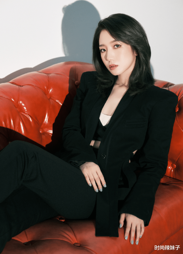 时尚辣妹子|孟美岐黑白氛围感写真，肤白腰细超吸睛，网友：这怎能不心动