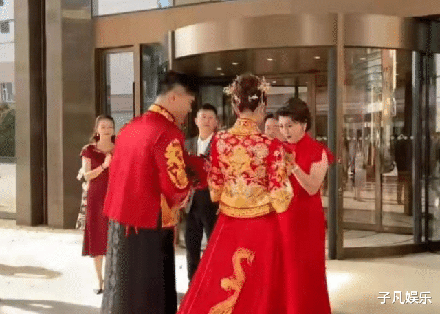 闫学晶|闫学晶儿子婚礼曝光，央视主持人担任司仪，3000元茅台是标配