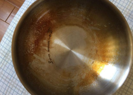 家居超人|锅底烧久了又黄又黑?别用钢丝球擦,教你这样做,旧锅干净锃亮