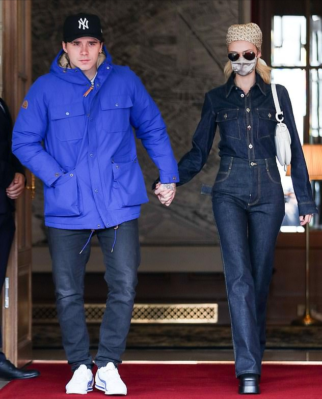 小贝|小贝大儿子身体这么虚？穿大棉袄和未婚妻出街，弯腰驼背像小老头