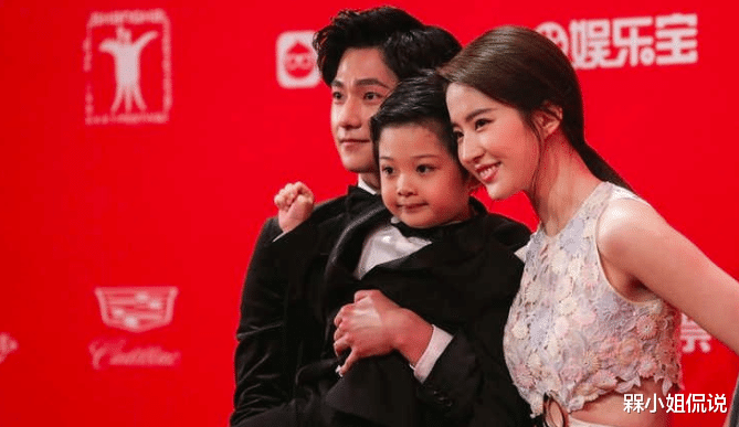 刘亦菲|刘亦菲“一家三口”走红毯，穿花瓣露腰裙清新甜美，和杨洋真般配