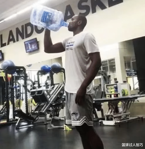 字母哥|普通人离NBA有多远？看看天赋对比照片，字母哥跟腱快到球迷膝盖