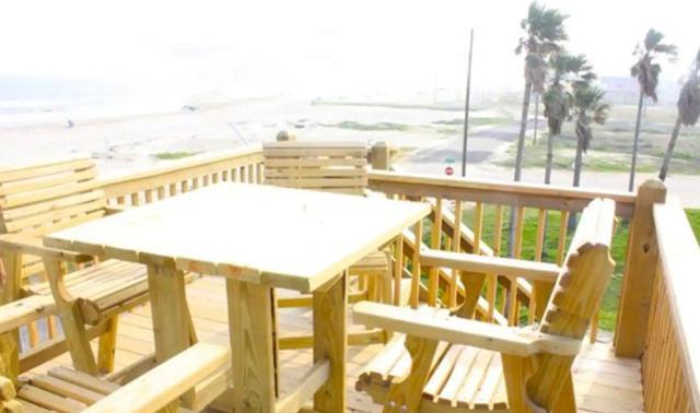 |不买小区顶楼房,在阳台上搭建挑空露台,国外这样的房子我也想要