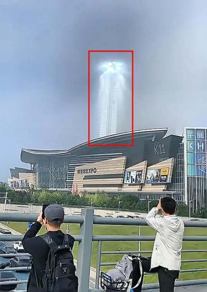 霍金 2021年地球出大问题？沈阳上空出现巨大光柱，霍金预言或将成真？