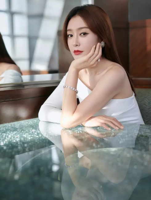 秦岚|秦岚好身材瞒不住了，穿白色长裙尽显完美“腰臀比”，优雅端庄