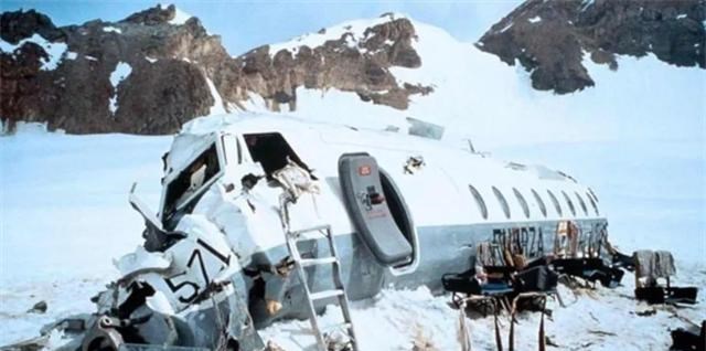 空难 1972年安第斯空难：幸存者靠吃同伴活下来，要生命，还是道德？