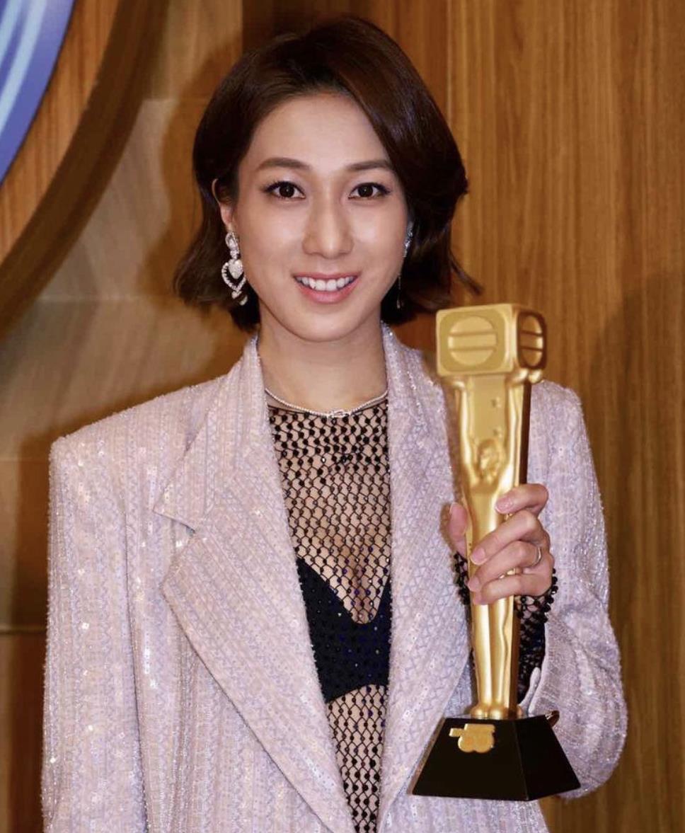 钟嘉欣|王君馨为钟嘉欣发声：“我心中的视后”，钟嘉欣发同一张照片回应