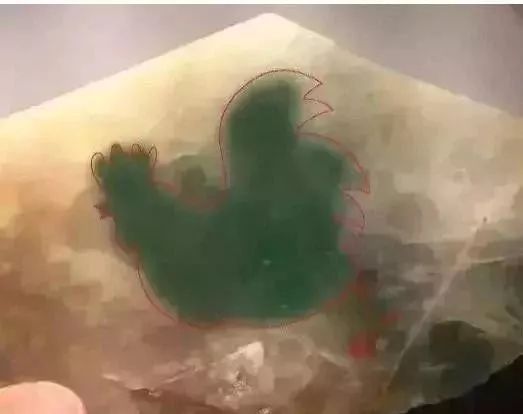 翡翠|100万帝王裂的翡翠原石切出一只鸡！什么鬼？