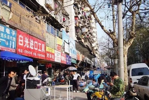 武汉修理工拆开电视机箱,发现一张纸条,上写“救命”,牵出大案