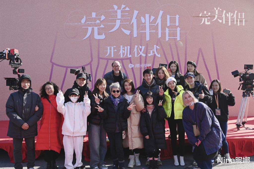 李嘉欣|高圆圆新戏开机太抢眼，穿1000羽绒服剪短发很少女，站C位美成焦点