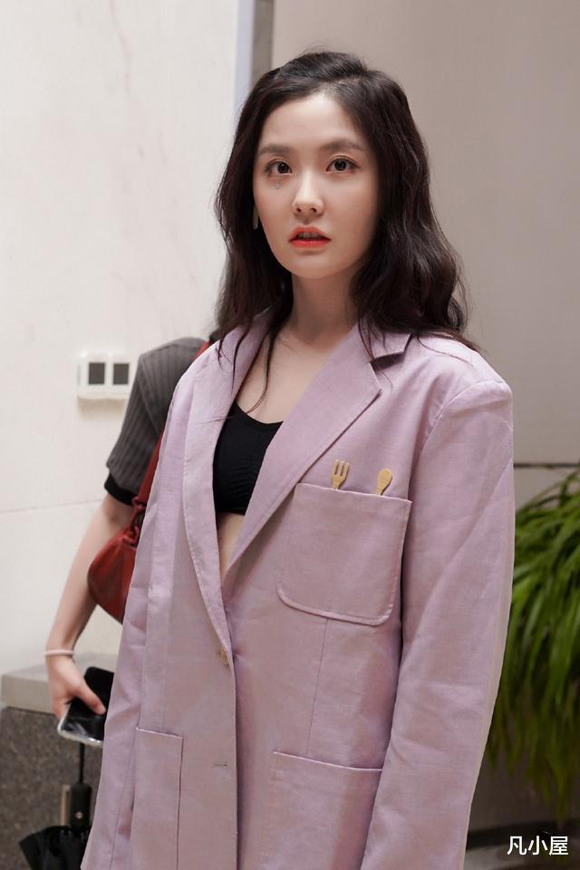 凡小屋|王艺瑾挺会放飞自我，把大码单西当裙子穿，下衣失踪潮流也大气