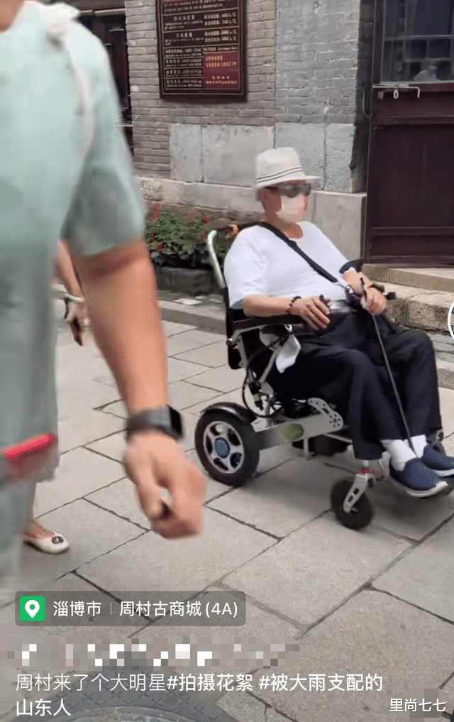 苍井优|洪金宝罕携妻内地度假,身形暴瘦俩人搀扶走不动,妻子拿手机拍不停