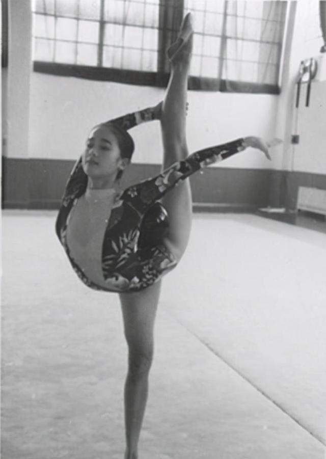 左小青|44岁左小青离婚，与大20岁富豪结婚10年育一女，和平分手独自带娃