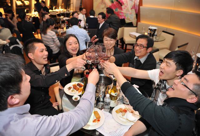 闲聊随心说 饭局上,领导让我去买烟。我很快就花了50买回。晚上收到微信后惊呆了