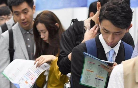 教师|大学生票选最具幸福感职业排行，教师仅排第7位，榜首职业很亮眼