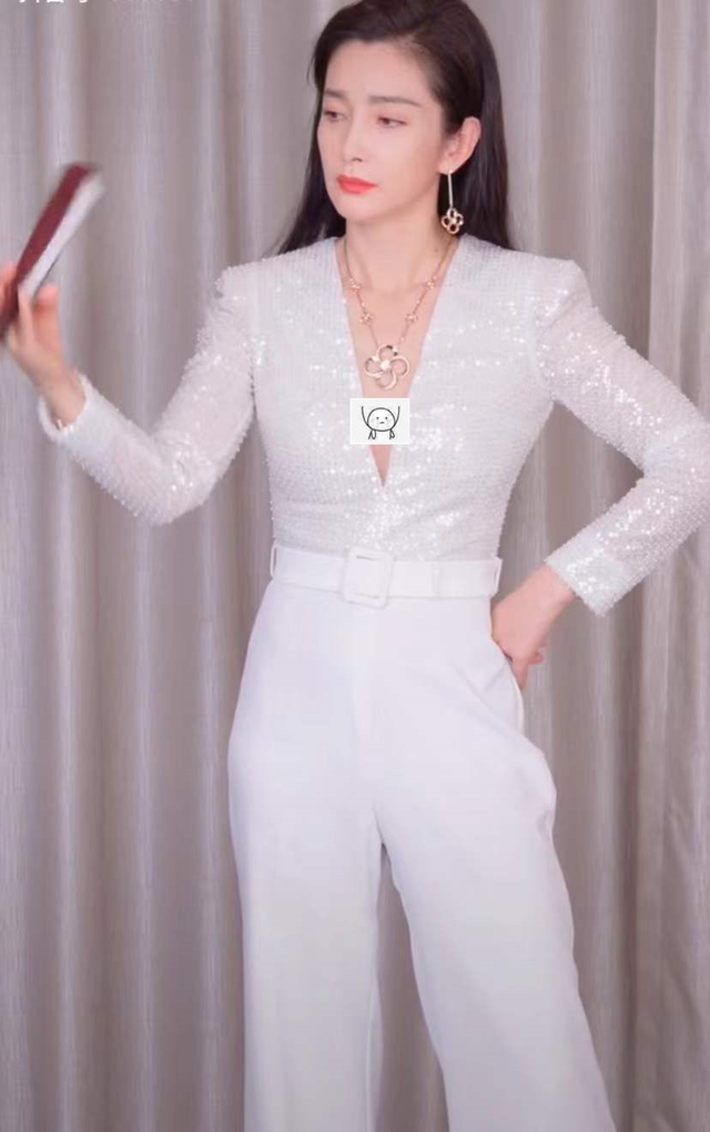 李冰冰|48岁李冰冰穿衣惹争议！深v造型太过露骨，被指衣领低到肚脐